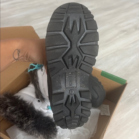 Itasca Kids Black and White Boots with Teal Laces - Picture 4 of 5